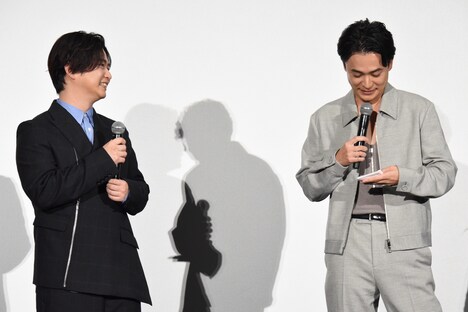 千葉雄大(左)にハンカチを見せる成田凌(右)