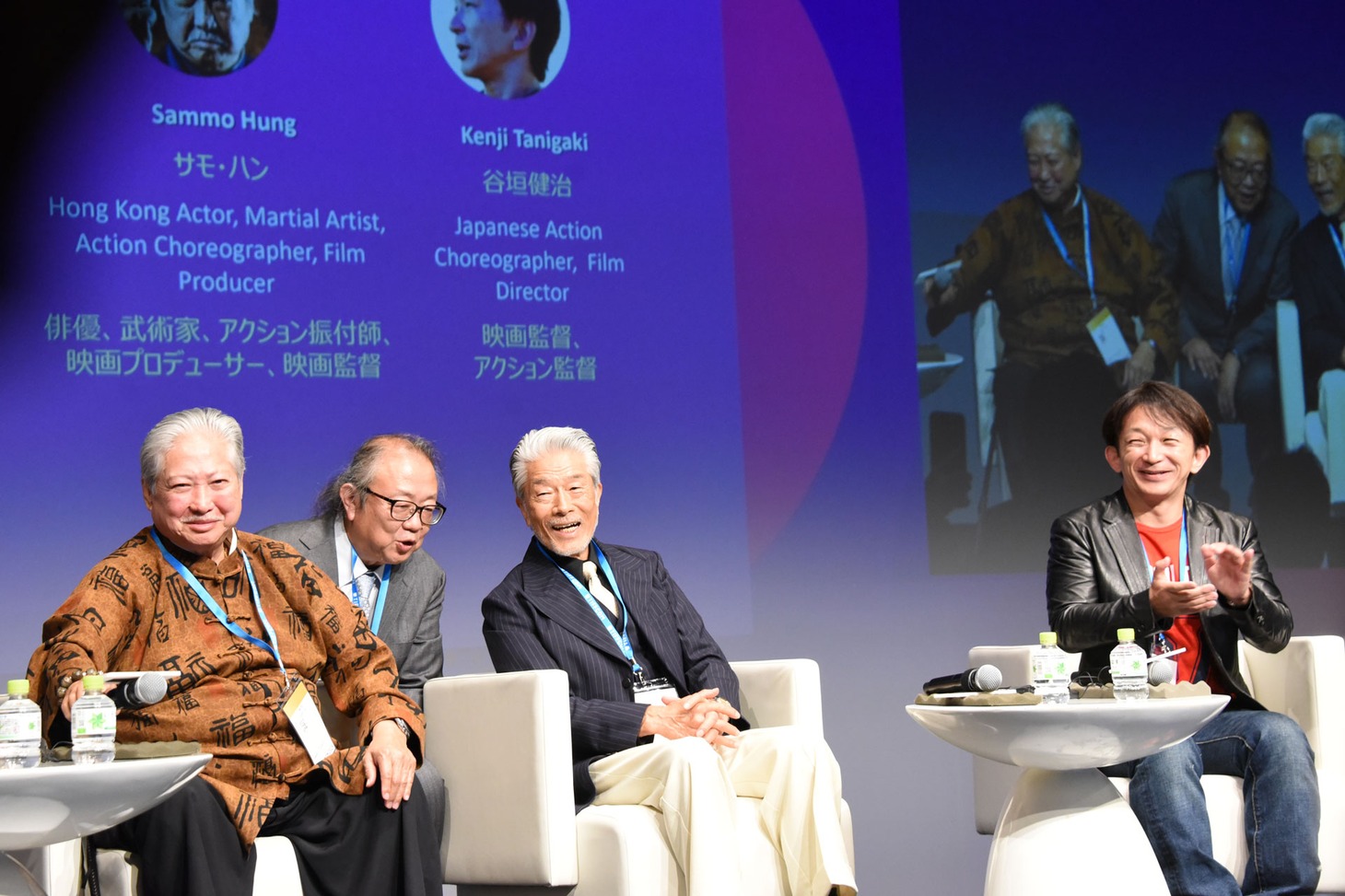 イベント中に笑顔を見せるサモ・ハン（左）、倉田保昭（中央）、谷垣健治（右）