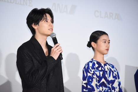 左から萩原利久、河合優実