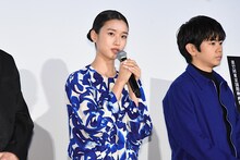 河合優実（中央）