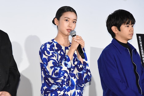 河合優実（中央）