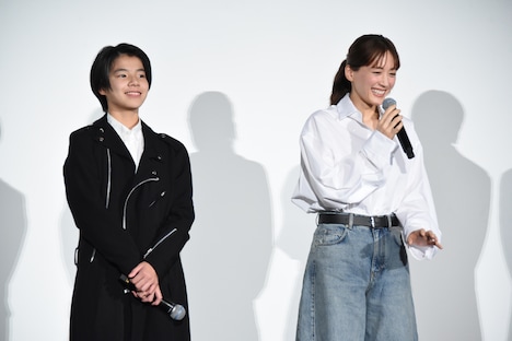 左から大沢一菜、綾瀬はるか