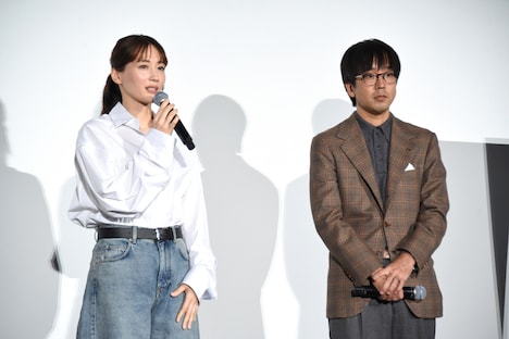 左から綾瀬はるか、森井勇佑