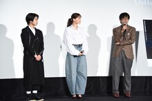 左から大沢一菜、綾瀬はるか、森井勇佑