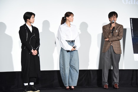 左から大沢一菜、綾瀬はるか、森井勇佑