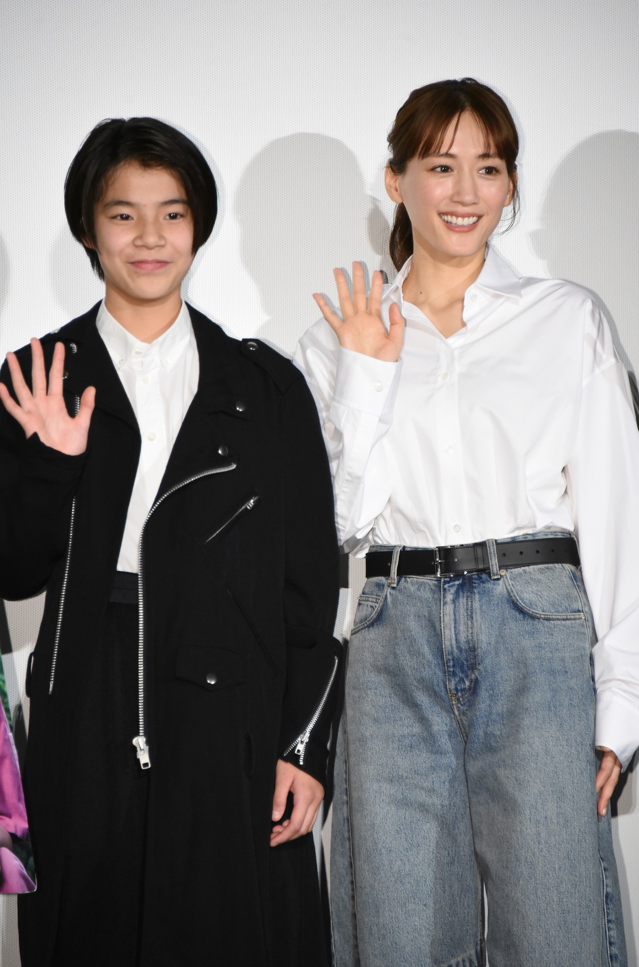 左から大沢一菜、綾瀬はるか