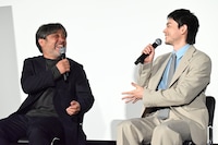 左から岸善幸、菅田将暉