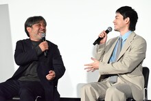 左から岸善幸、菅田将暉