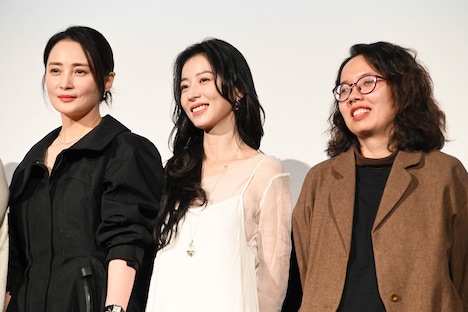 左からジアン・チンチン（蔣勤勤）、チョウ・ユートン（周雨彤）、ヨウ・シャオイン（游晓颖）