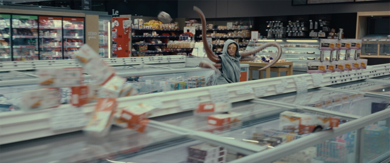 映画「動物界」人間×タコの新生物を捕まえろ、ぬるぬるだし物を投げてくる