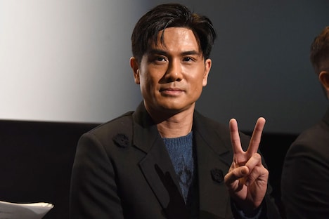 ピースサインを向けるフィリップ・ン