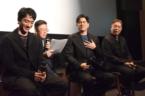 アクションシーンの撮影時、カットが掛かってから痛がる様子を再現するフィリップ・ン（中央）