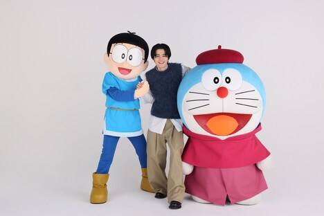 「映画ドラえもん のび太の絵世界物語」左からのび太、鈴鹿央士、ドラえもん