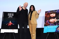 「ホワイトバード はじまりのワンダー」ジャパンプレミアより、左からマーク・フォースター、レネ・ウルフ