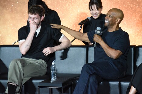 左からポール・メスカル、デンゼル・ワシントン