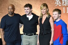 左からデンゼル・ワシントン、ポール・メスカル、コニー・ニールセン、フレッド・ヘッキンジャー