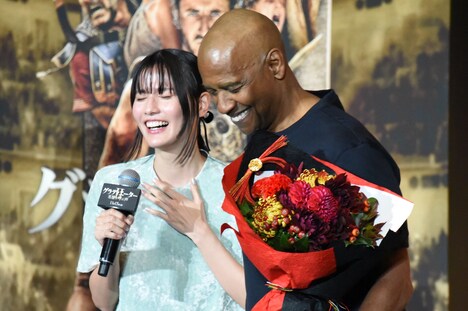 緊張する橋本愛(左)を優しく迎え入れるデンゼル・ワシントン(右)