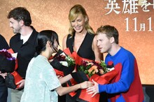 橋本愛（左）から花束を受け取るフレッド・ヘッキンジャー（右）