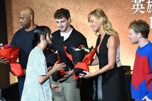 橋本愛（左）から花束を受け取るコニー・ニールセン（右から2番目）