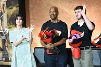 左から橋本愛、デンゼル・ワシントン、ポール・メスカル