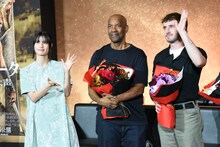 左から橋本愛、デンゼル・ワシントン、ポール・メスカル