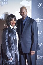 デンゼル・ワシントン（右）と妻のポーレッタ・ワシントン（左）