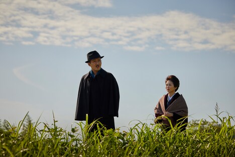 映画「シンペイ～歌こそすべて」より、中村橋之助演じる中山晋平（左）、志田未来演じる中山敏子（右）。