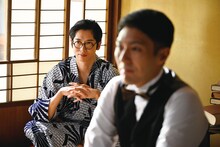 「シンペイ～歌こそすべて」より、染谷俊之演じる沢田正二郎（奥）