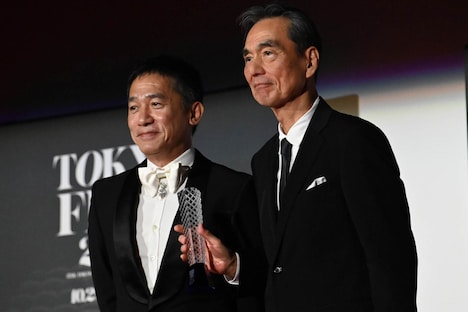 左からトニー・レオン、長塚京三