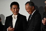 談笑するトニー・レオン(左)とジョニー・トー(右)