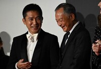 談笑するトニー・レオン（左）とジョニー・トー（右）