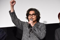 「納税しよう！」と呼び掛ける小澤征悦