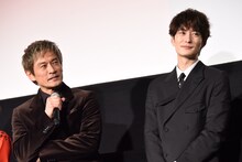 左から内野聖陽、岡田将生