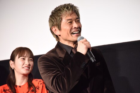内野聖陽(中央)