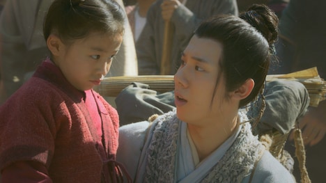 中国ドラマ「大理寺日誌～謎解く少卿には秘密がある～」第1回より、ジョウ・チー（周奇）演じる陳拾（右）