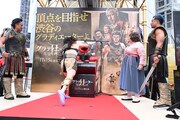 パンチングボールに挑戦する庄司智春