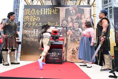 パンチングボールに挑戦する庄司智春