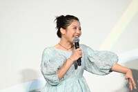 齊藤なぎさとメッセージを伝え合い、「早くやったほうがいいよ！」と男子メンバーに呼びかける渡邉美穂