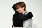 感謝のハグをする木村柾哉（左）と山中柔太朗（右）