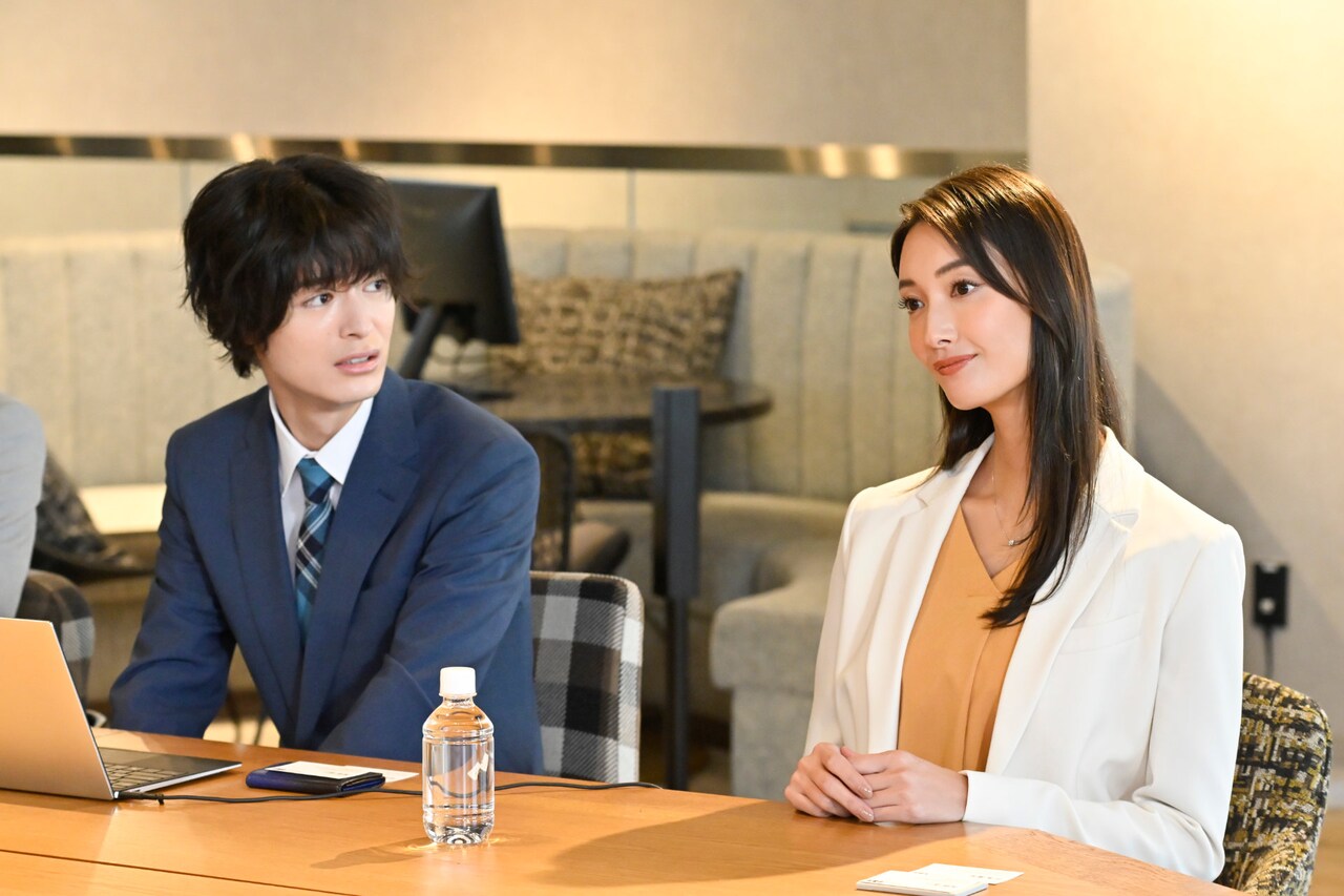 「無能の鷹」より、左から鶸田道人役の塩野瑛久、鷹野ツメ子役の菜々緒