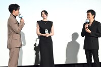 「僕の番ですね！」と張り切ってトークを始める水上恒司（左）