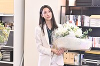 撮影を終えてコメントする菜々緒