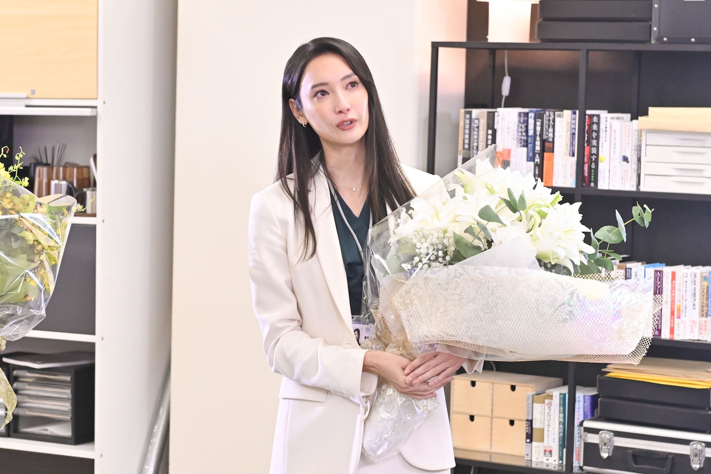 撮影を終えてコメントする菜々緒