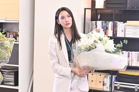 撮影を終えてコメントする菜々緒