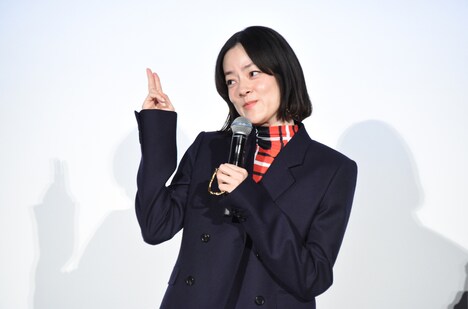 綾瀬はるかの「たばこを吸う演技」をまねする市川実日子