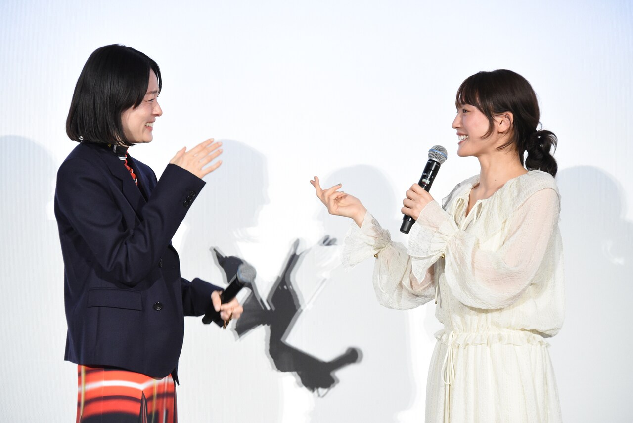 左から市川実日子、綾瀬はるか - 綾瀬はるか「ルート29」撮影で