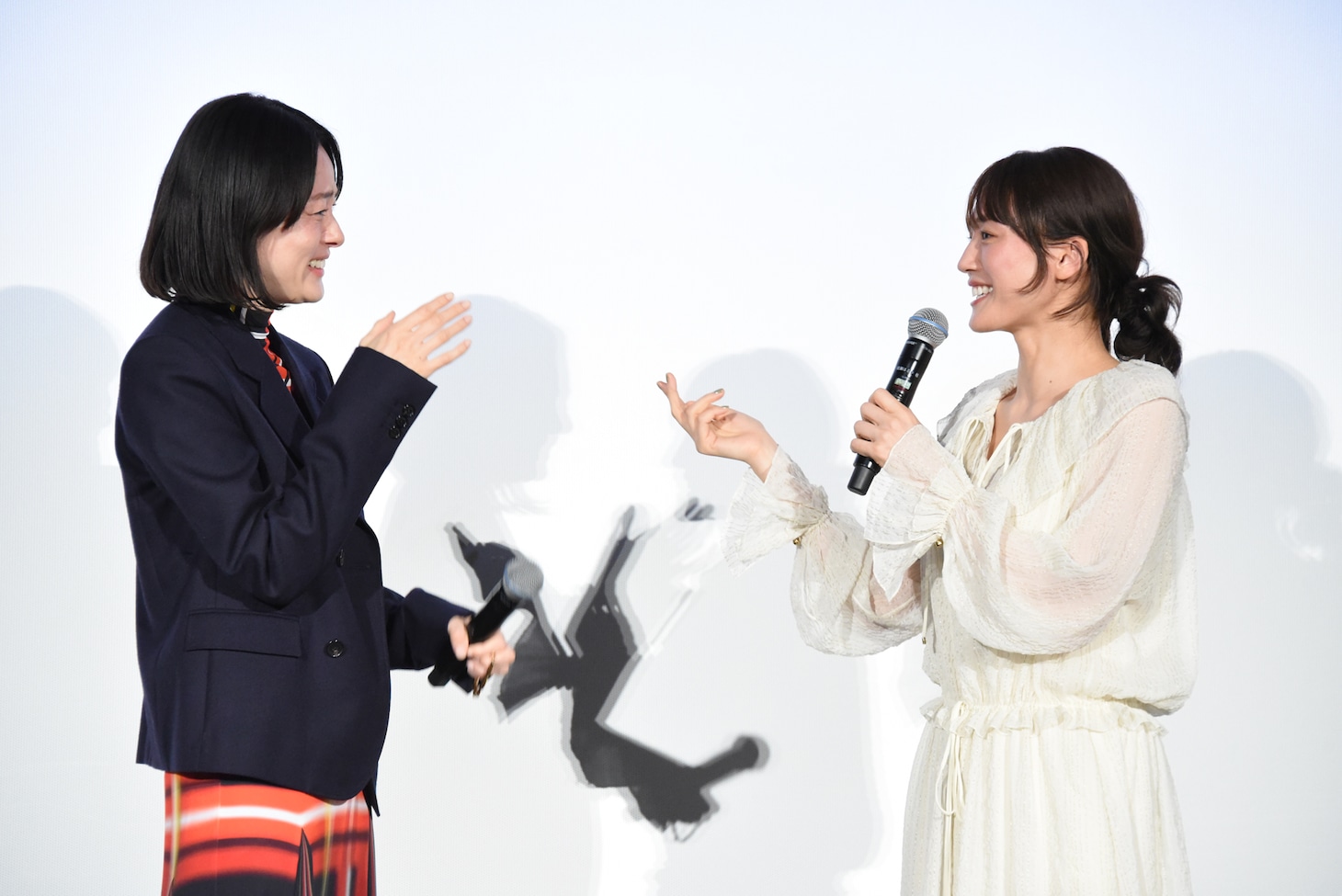 左から市川実日子、綾瀬はるか