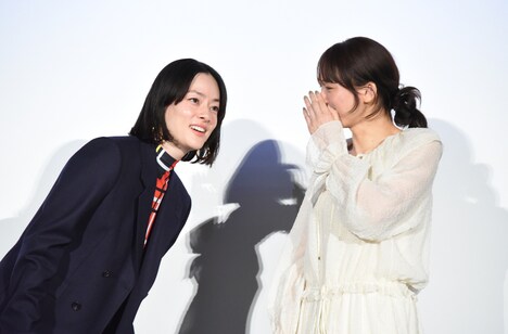 「綾瀬さんが心のきれいな人だ、ということがよくわかる映画」という市川実日子（左）の感想を喜ぶ綾瀬はるか（右）
