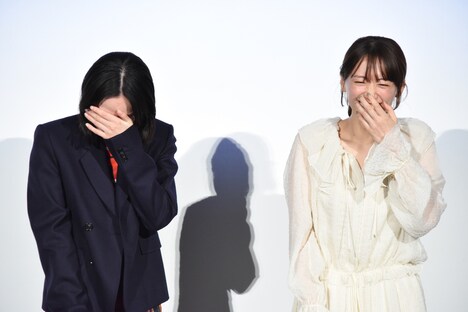 覚えていなかった自分の感想に笑ってしまう市川実日子（左）とつられて一緒に笑う綾瀬はるか（右）
