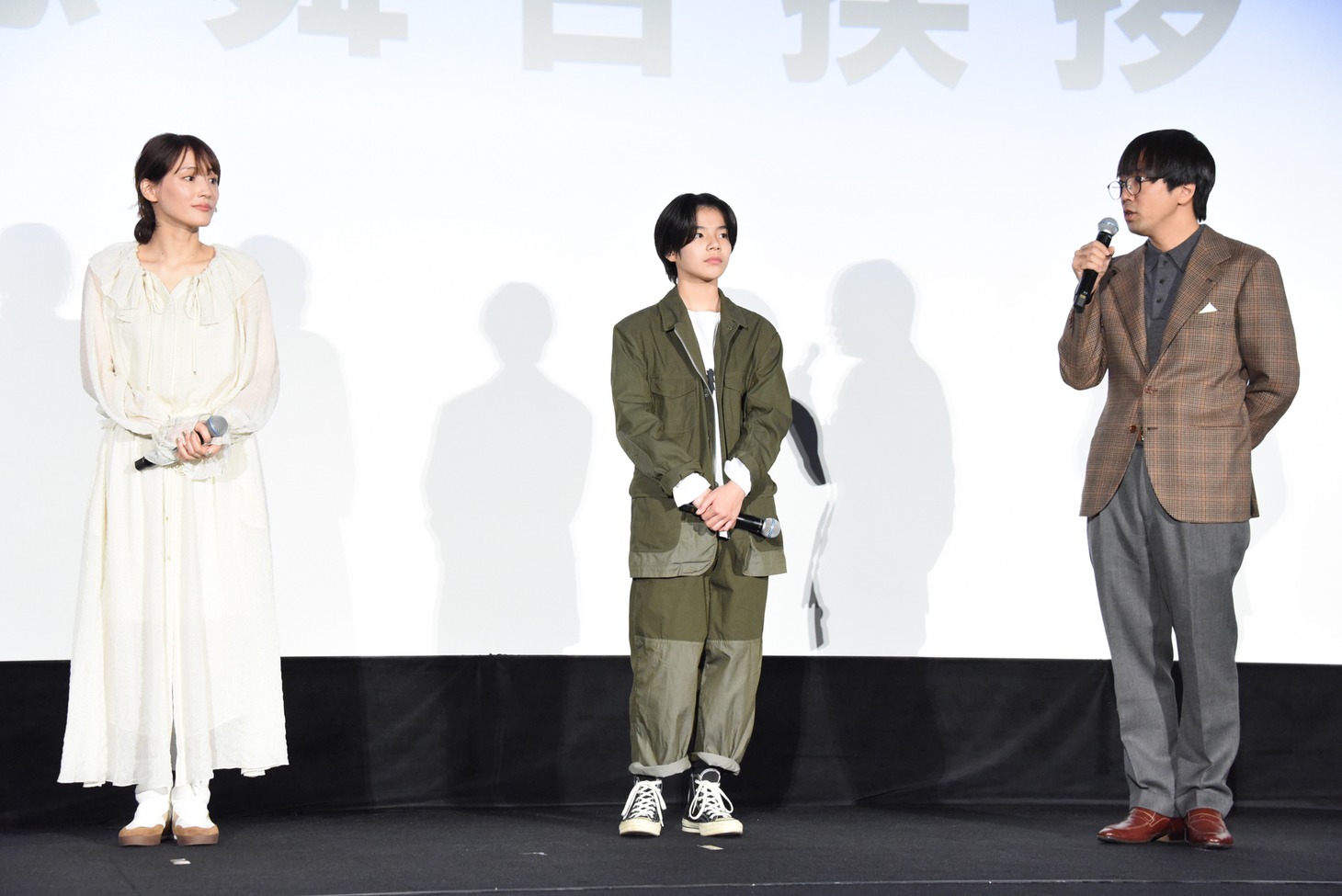 左から綾瀬はるか、大沢一菜、森井勇佑